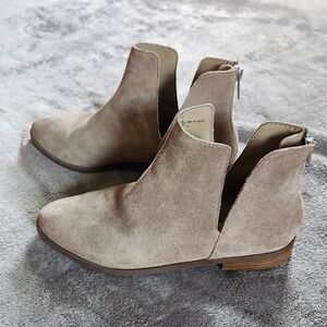 Steve Madden Leather Size 6 Zippered Backed Low Cut Ankle Boots Booties